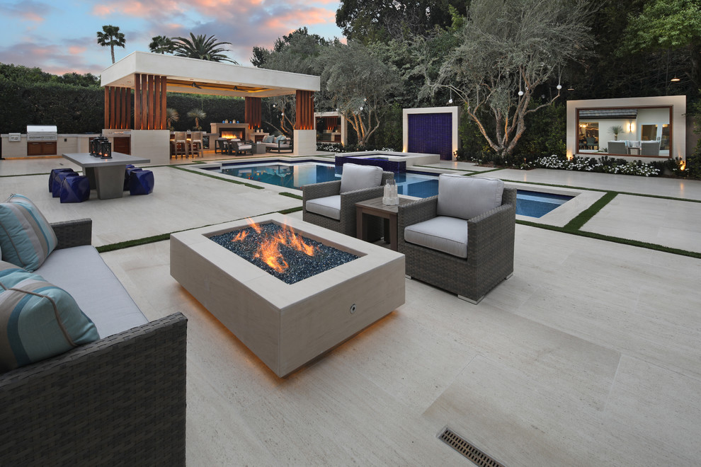 Großer Moderner Pool hinter dem Haus in rechteckiger Form mit Natursteinplatten und Grillplatz in Orange County