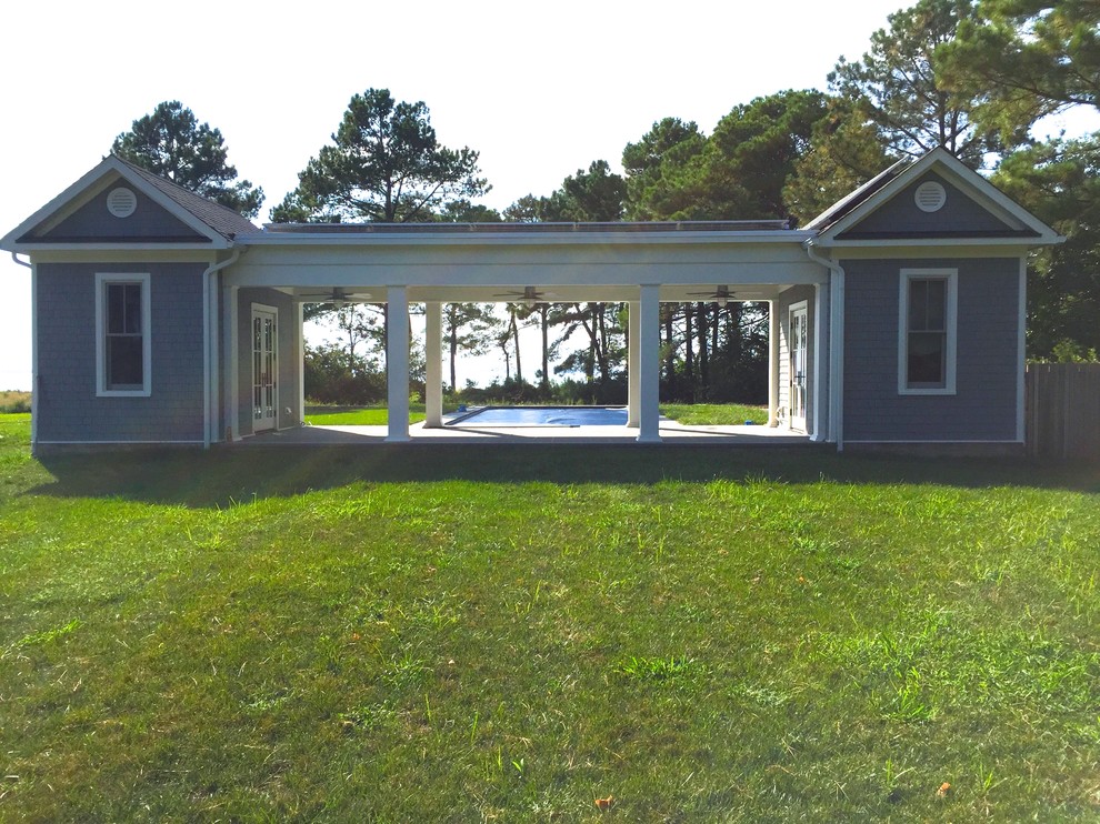 Imagen de casa de la piscina y piscina alargada clásica pequeña rectangular en patio lateral con adoquines de piedra natural