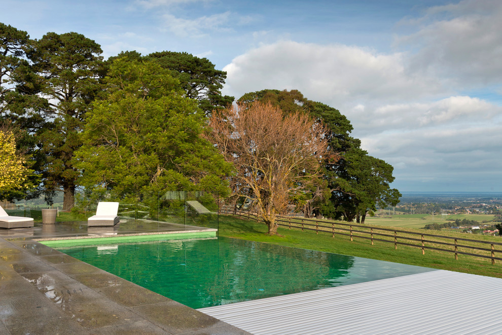 Diseño de piscina infinita campestre rectangular