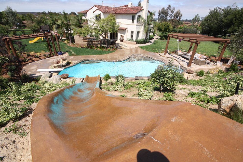 Bild på en mellanstor vintage anpassad pool på baksidan av huset, med naturstensplattor