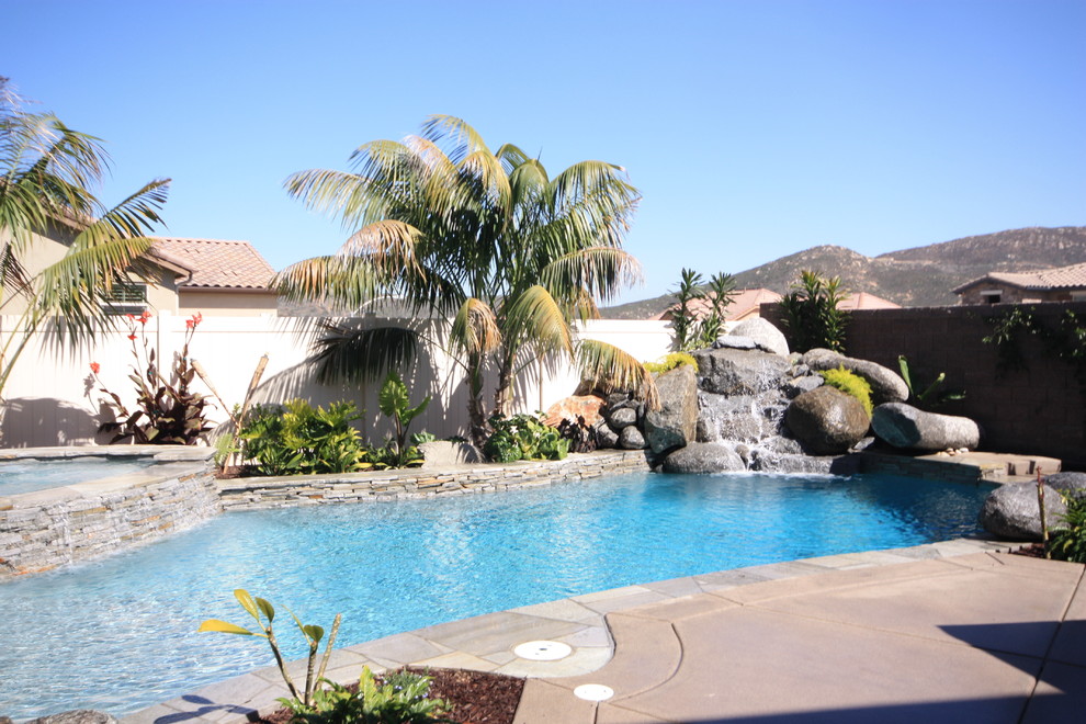 Mittelgroßer Whirlpool hinter dem Haus in individueller Form mit Natursteinplatten in San Diego