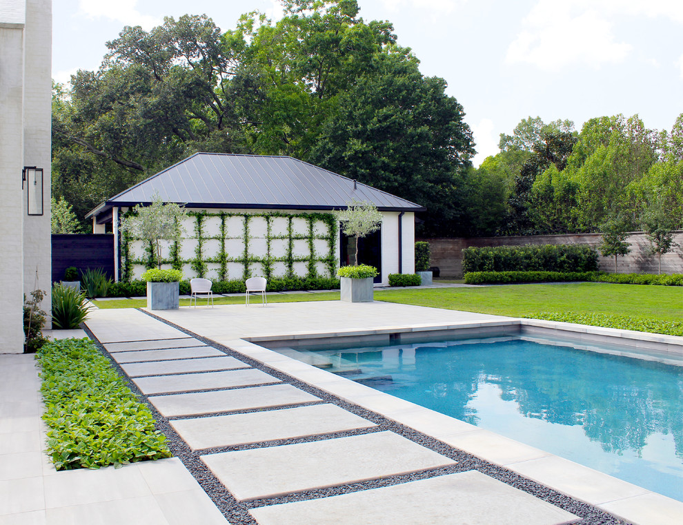 Источник вдохновения для домашнего уюта: прямоугольный бассейн на заднем дворе в современном стиле с домиком у бассейна и мощением тротуарной плиткой