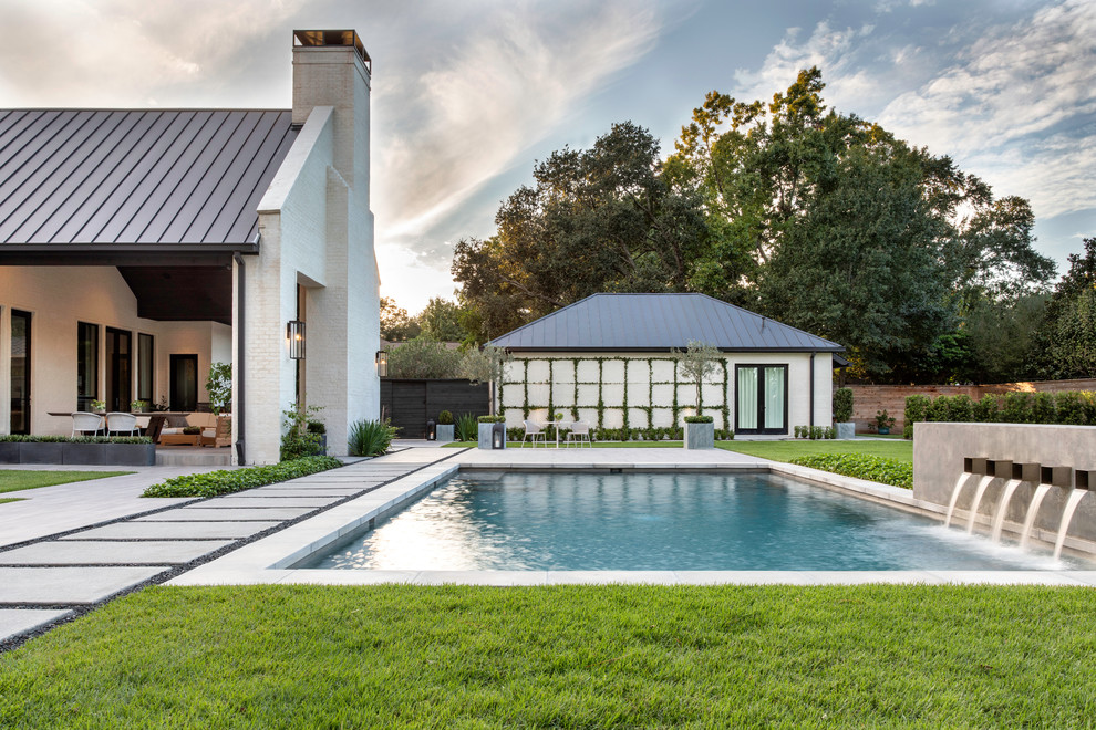 This is an example of a classic rectangular swimming pool in Houston.