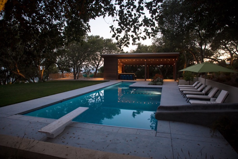Mittelgroßes Modernes Poolhaus hinter dem Haus in rechteckiger Form mit Betonplatten in San Francisco