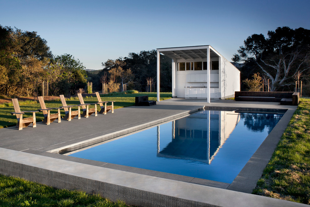 Imagen de casa de la piscina y piscina campestre rectangular