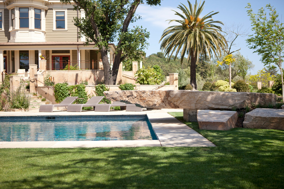 Стильный дизайн: большой прямоугольный, спортивный бассейн на заднем дворе в классическом стиле с мощением тротуарной плиткой - последний тренд