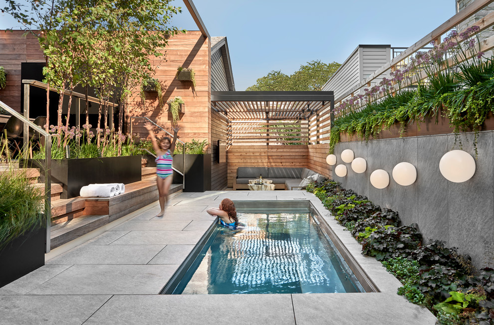 Diseño de piscina contemporánea en patio trasero con suelo de baldosas