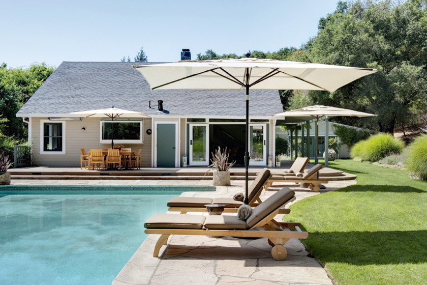 Свежая идея для дизайна: большой прямоугольный бассейн на заднем дворе в современном стиле - отличное фото интерьера