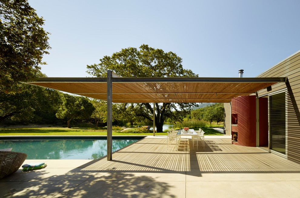 Стильный дизайн: прямоугольный бассейн на заднем дворе в современном стиле - последний тренд