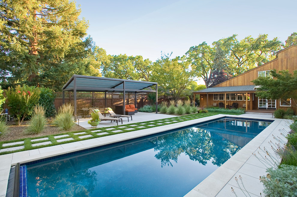 Источник вдохновения для домашнего уюта: прямоугольный бассейн в современном стиле с мощением тротуарной плиткой