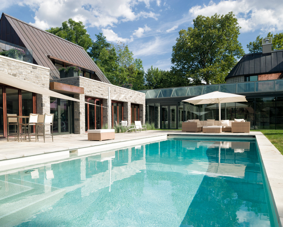 Источник вдохновения для домашнего уюта: прямоугольный бассейн на внутреннем дворе в современном стиле