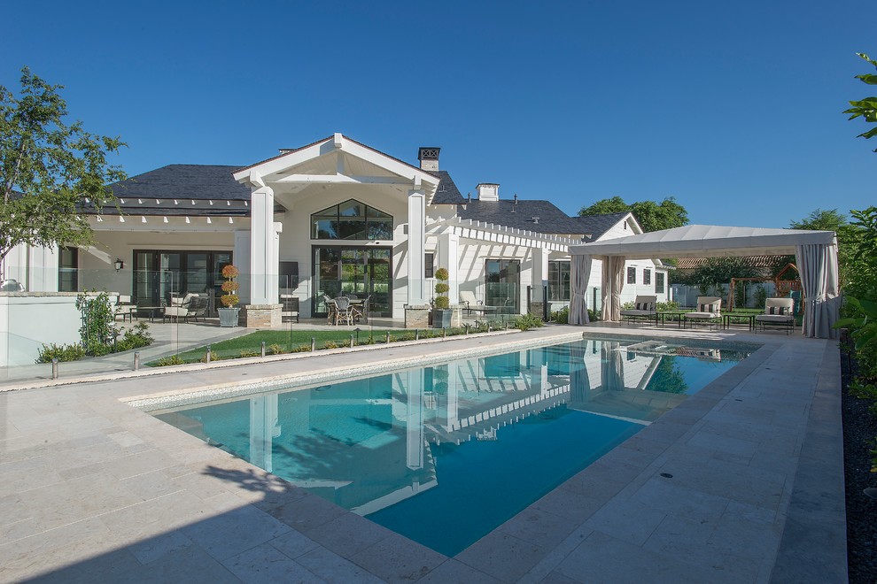 Esempio di una grande piscina monocorsia contemporanea rettangolare dietro casa con piastrelle