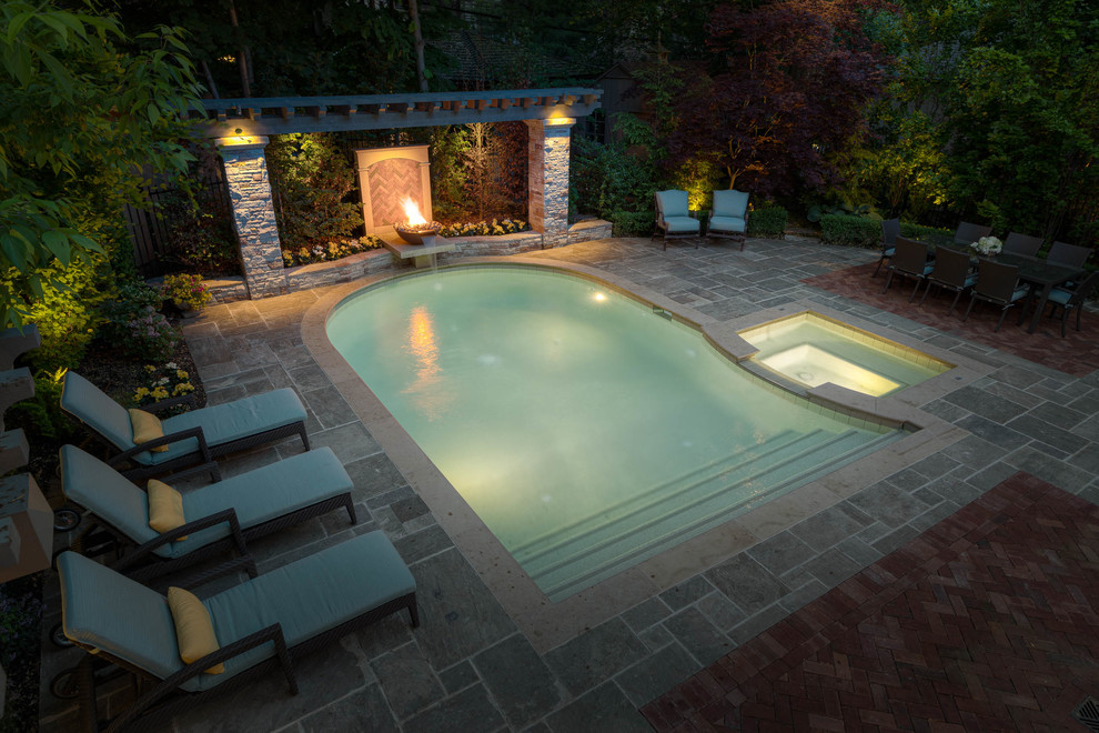 Пример оригинального дизайна: бассейн среднего размера, произвольной формы на заднем дворе в стиле неоклассика (современная классика) с фонтаном и мощением клинкерной брусчаткой