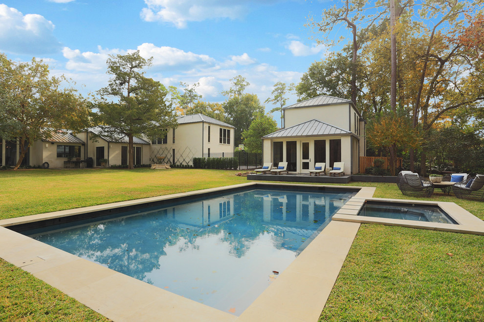Foto de casa de la piscina y piscina clásica renovada rectangular en patio trasero