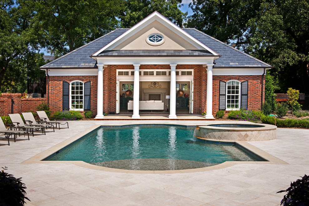 Идея дизайна: бассейн произвольной формы в классическом стиле с домиком у бассейна