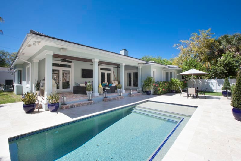 Inspiration pour un Abris de piscine et pool houses arrière traditionnel de taille moyenne et rectangle.