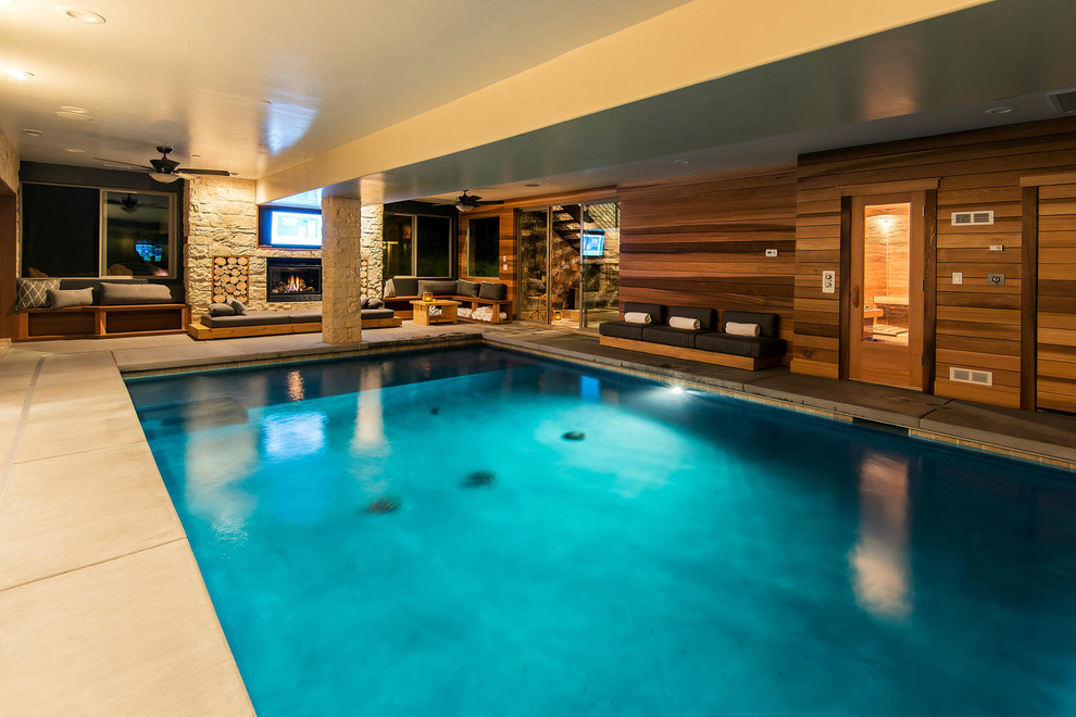 Rustikaler Indoor-Pool in rechteckiger Form mit Betonplatten in Sacramento