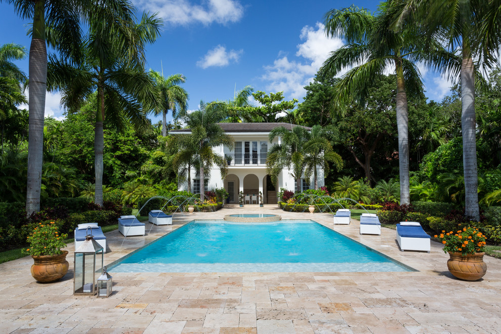Идея дизайна: большой естественный, прямоугольный бассейн на заднем дворе в морском стиле с фонтаном и мощением тротуарной плиткой