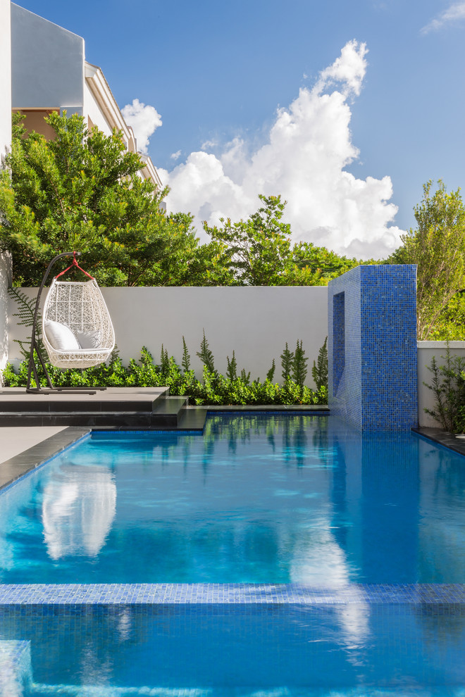 Пример оригинального дизайна: спортивный, прямоугольный бассейн среднего размера на заднем дворе в современном стиле с фонтаном