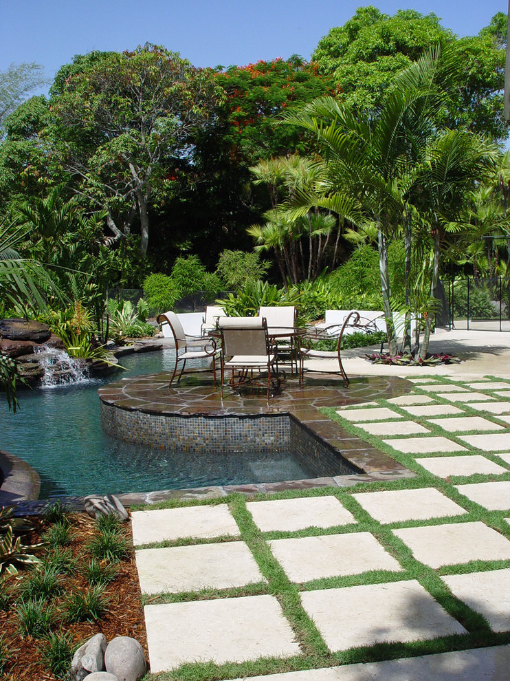Ejemplo de casa de la piscina y piscina alargada mediterránea grande a medida en patio trasero con suelo de baldosas