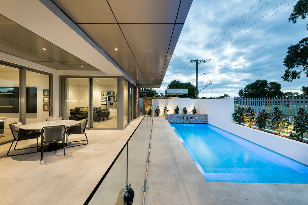 Idee per una grande piscina monocorsia contemporanea rettangolare dietro casa con fontane