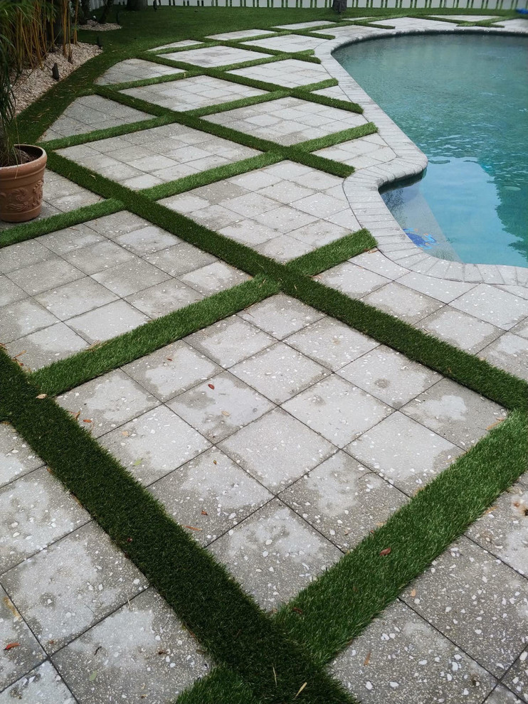 Mittelgroßer Moderner Pool hinter dem Haus in individueller Form mit Pflastersteinen in Tampa