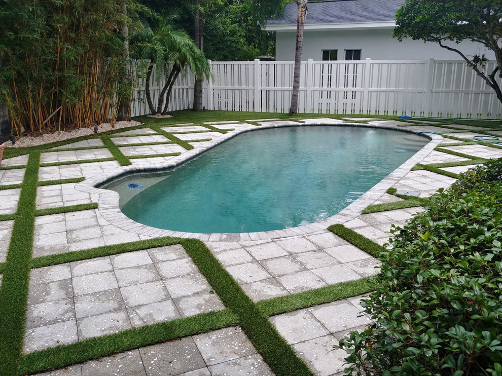Идея дизайна: бассейн среднего размера, произвольной формы на заднем дворе в стиле модернизм с мощением клинкерной брусчаткой