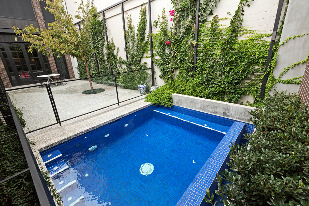 Foto de piscina moderna pequeña rectangular en patio