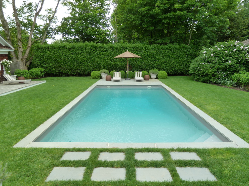 Klassischer Pool hinter dem Haus in rechteckiger Form in New York