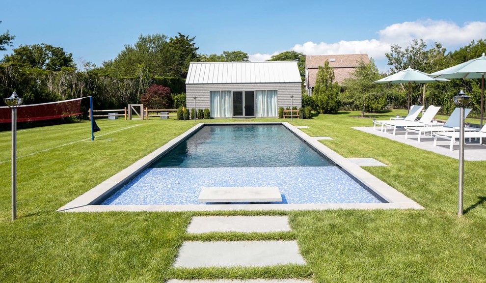 Großer Moderner Infinity-Pool hinter dem Haus in rechteckiger Form in New York