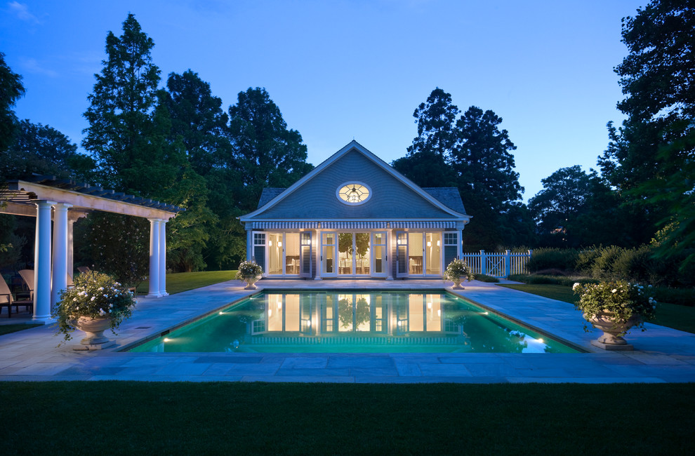 На фото: прямоугольный бассейн в викторианском стиле с домиком у бассейна с