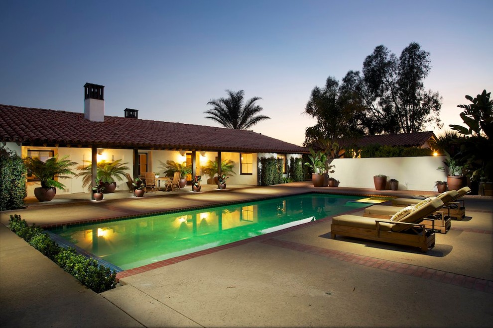 Источник вдохновения для домашнего уюта: большой прямоугольный бассейн на заднем дворе в средиземноморском стиле с покрытием из бетонных плит