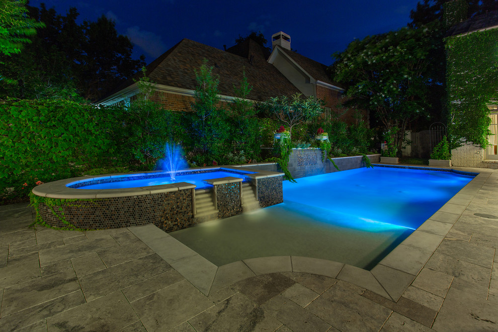 Ispirazione per una piscina monocorsia vittoriana rettangolare di medie dimensioni e dietro casa con fontane e pavimentazioni in pietra naturale