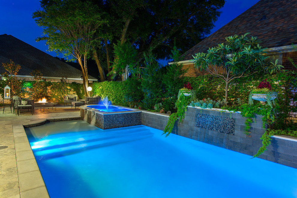 Foto di una piscina monocorsia vittoriana rettangolare di medie dimensioni e dietro casa con fontane e pavimentazioni in pietra naturale
