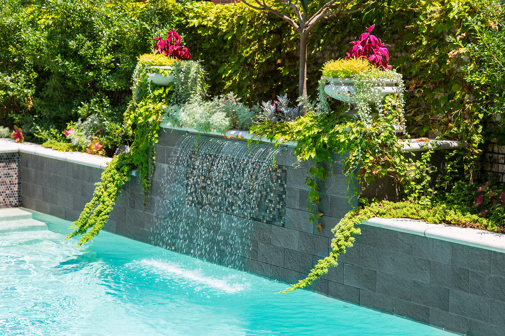 Пример оригинального дизайна: спортивный, прямоугольный бассейн среднего размера на заднем дворе в викторианском стиле с фонтаном и покрытием из каменной брусчатки