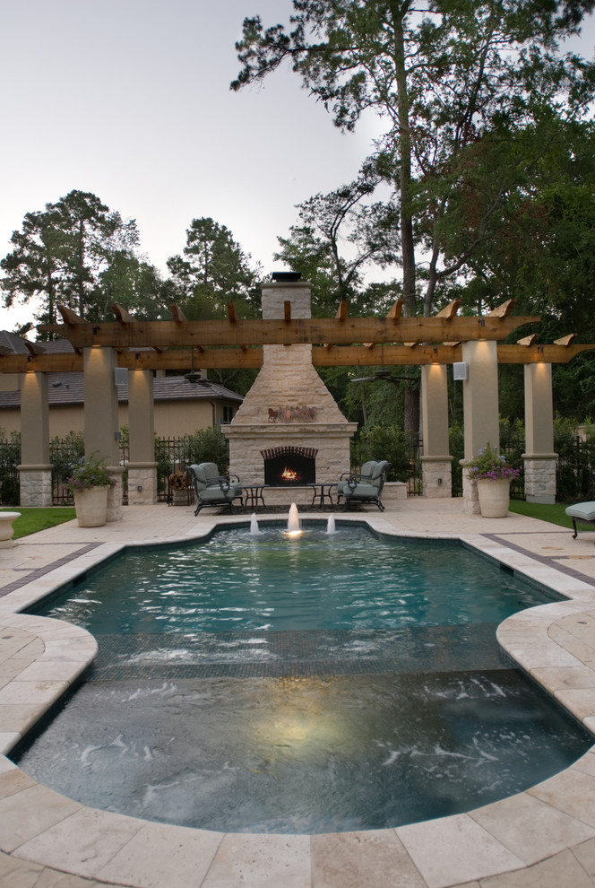 Esempio di una piscina monocorsia tradizionale personalizzata dietro casa e di medie dimensioni con fontane e piastrelle