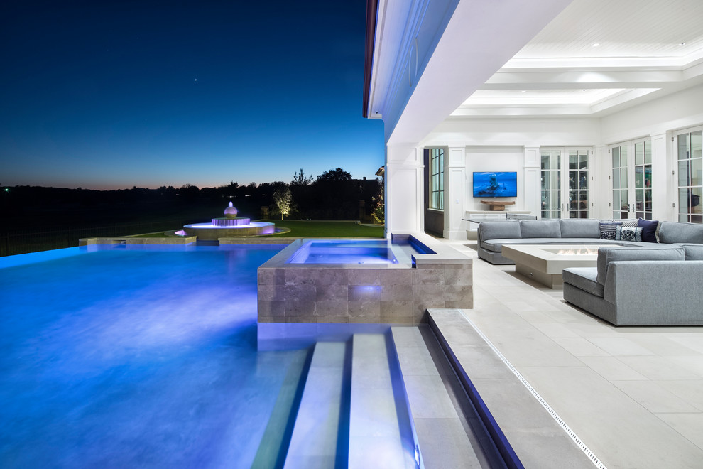Источник вдохновения для домашнего уюта: большой прямоугольный бассейн-инфинити на заднем дворе в стиле модернизм с джакузи