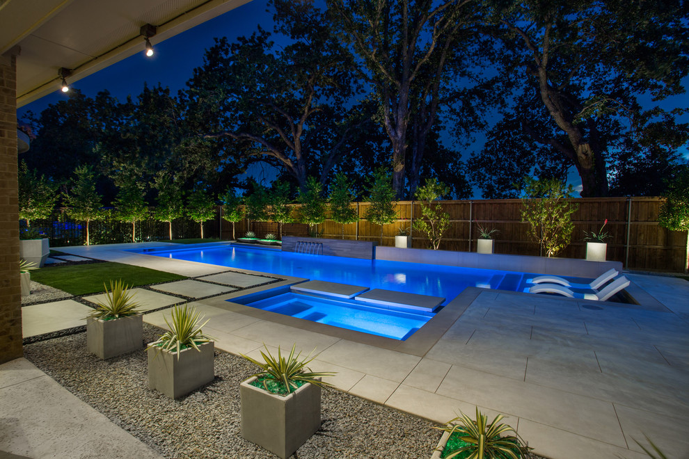 Mittelgroßer Moderner Pool hinter dem Haus in rechteckiger Form mit Wasserspiel und Dielen in Dallas
