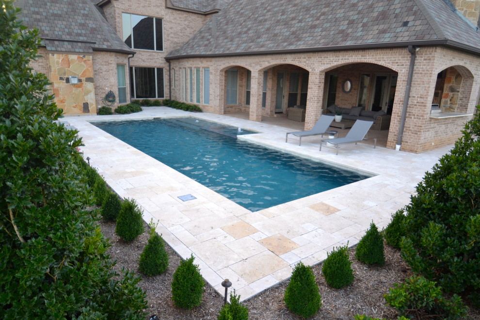 Cette image montre une piscine arrière design de taille moyenne et rectangle avec des pavés en pierre naturelle.