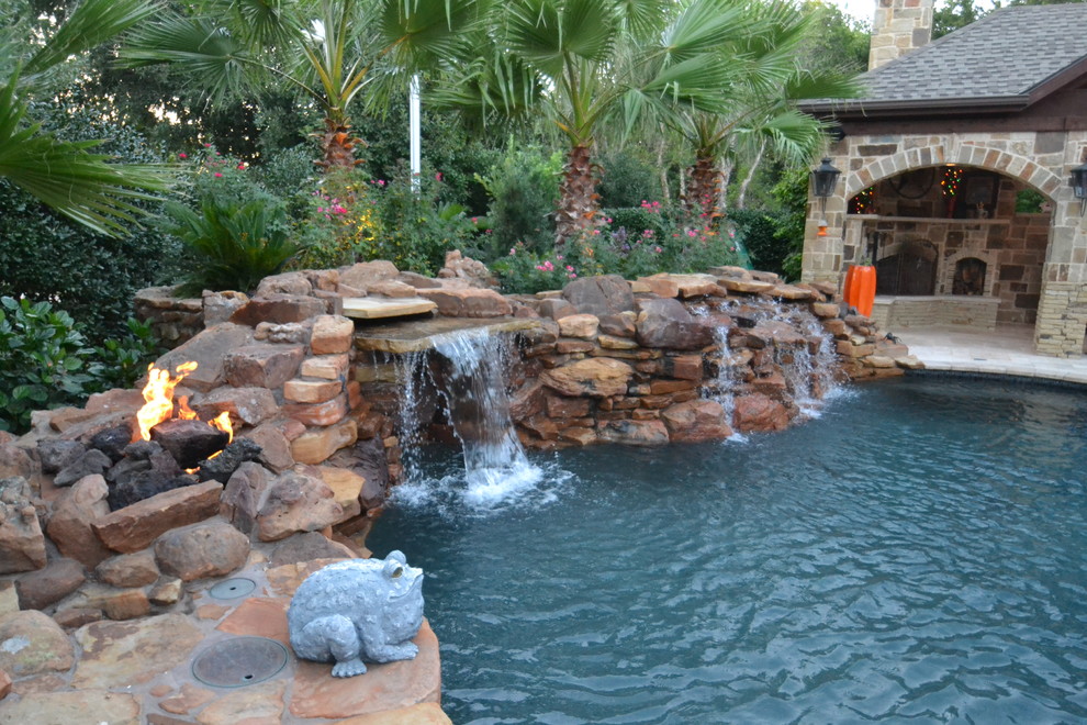 На фото: естественный бассейн среднего размера, произвольной формы на заднем дворе в морском стиле с фонтаном и покрытием из каменной брусчатки с