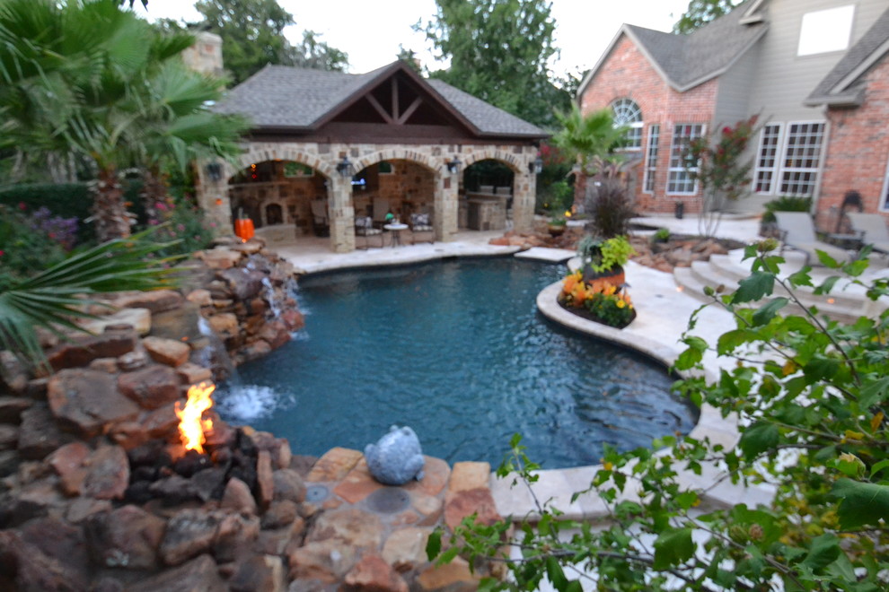 На фото: естественный бассейн среднего размера, произвольной формы на заднем дворе в морском стиле с фонтаном и покрытием из каменной брусчатки
