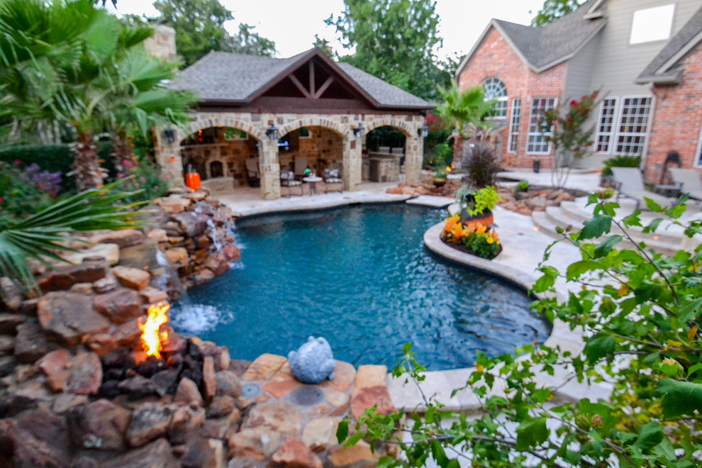 Imagen de piscinas y jacuzzis naturales exóticos de tamaño medio a medida en patio trasero con adoquines de piedra natural