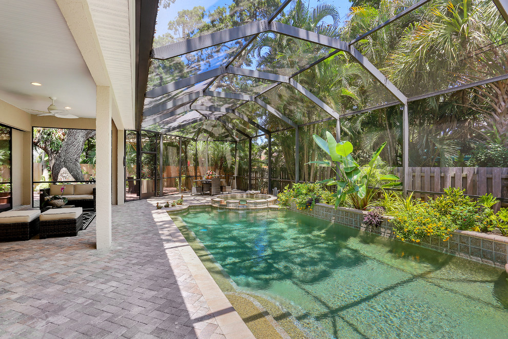 Foto di una piscina coperta naturale classica rettangolare di medie dimensioni con pavimentazioni in mattoni