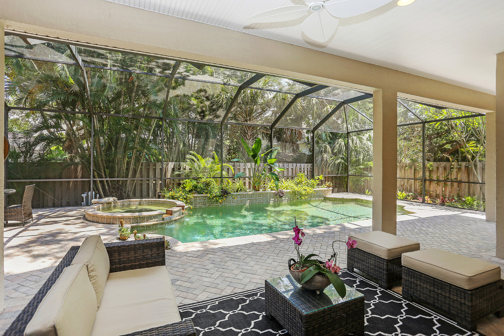 Ispirazione per una piscina coperta naturale tradizionale rettangolare di medie dimensioni con pavimentazioni in mattoni