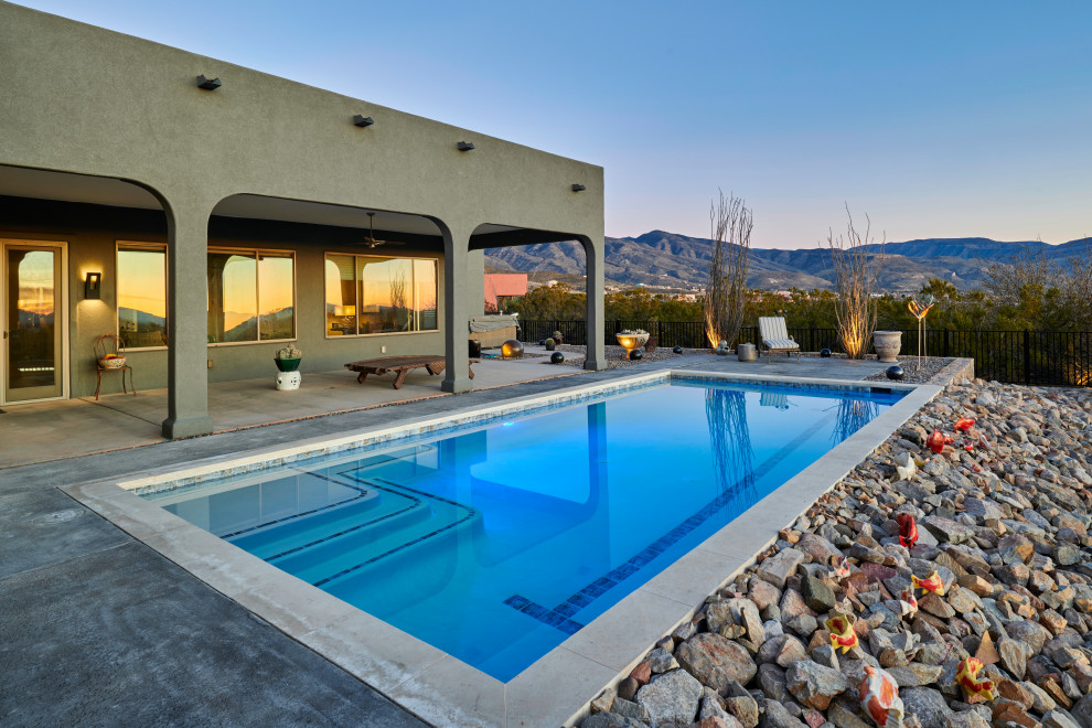 Mittelgroßer Moderner Pool hinter dem Haus in rechteckiger Form mit Betonplatten in Sonstige