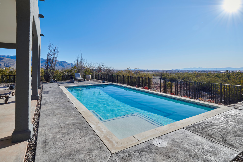 Mittelgroßer Moderner Pool hinter dem Haus in rechteckiger Form mit Betonplatten in Sonstige