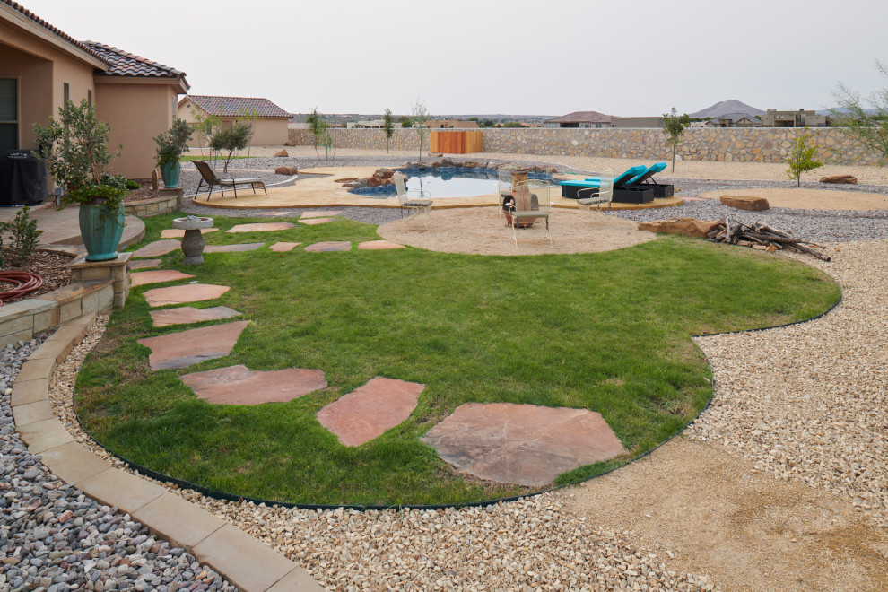 Ispirazione per una grande piscina naturale american style personalizzata dietro casa con paesaggistica bordo piscina e lastre di cemento