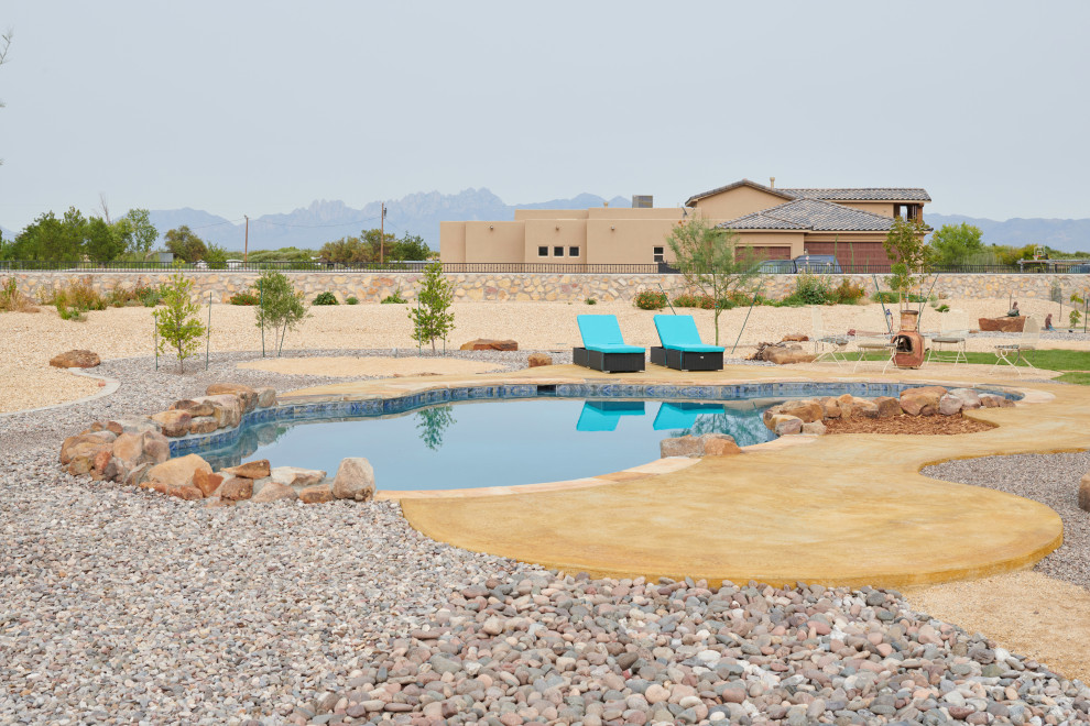 Großer Mediterraner Schwimmteich hinter dem Haus in individueller Form mit Pool-Gartenbau und Betonplatten in Sonstige