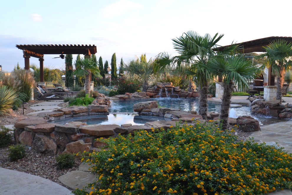 Foto de piscina con fuente natural de estilo americano de tamaño medio a medida en patio con adoquines de hormigón