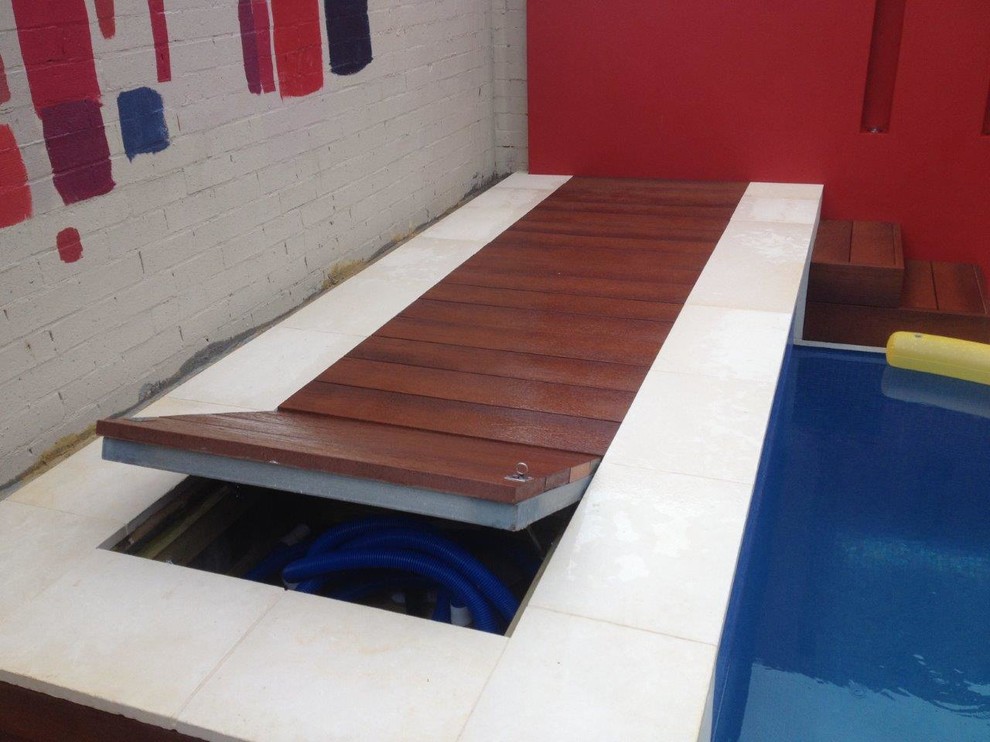 Esempio di una piscina monocorsia minimal di medie dimensioni e dietro casa